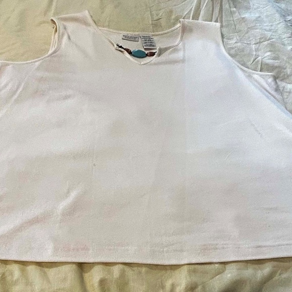 T-SHIRT, REMOVABLE STONE ACCENT, DELICATE IVORY, SIZE 22W/24W, SCOOP WITH VEE - Picture 2 of 9
